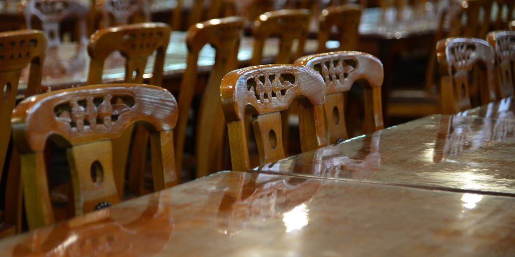 Lange Tafel mit Holzstühlen im Speiseraum eines Selbstversorgerhauses
